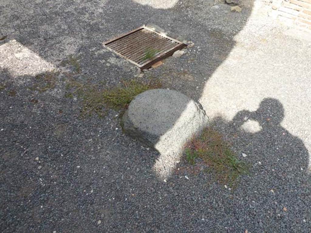 V.2.1 Pompeii. September 2015. Detail of floor in entrance area.