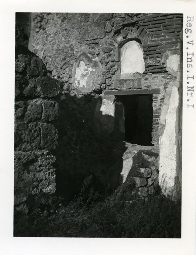 V.2.1 Pompeii. Pre-1937-39. Looking towards north wall of room “b” on west side of entrance area.
Photo courtesy of American Academy in Rome, Photographic Archive. Warsher collection no. 1581.