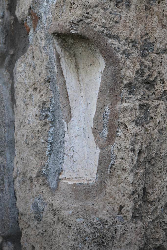 V.2.3 Pompeii. December 2018. 
East side of staircase, detail of remains of plaster. Photo courtesy of Aude Durand.