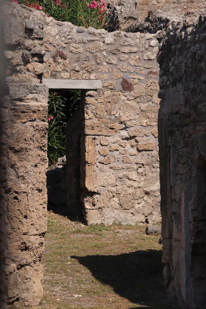 V.2.4 Pompeii. September 2021. 
Room 6, corridor, looking north towards doorway to peristyle/garden area. Photo courtesy of Klaus Heese.