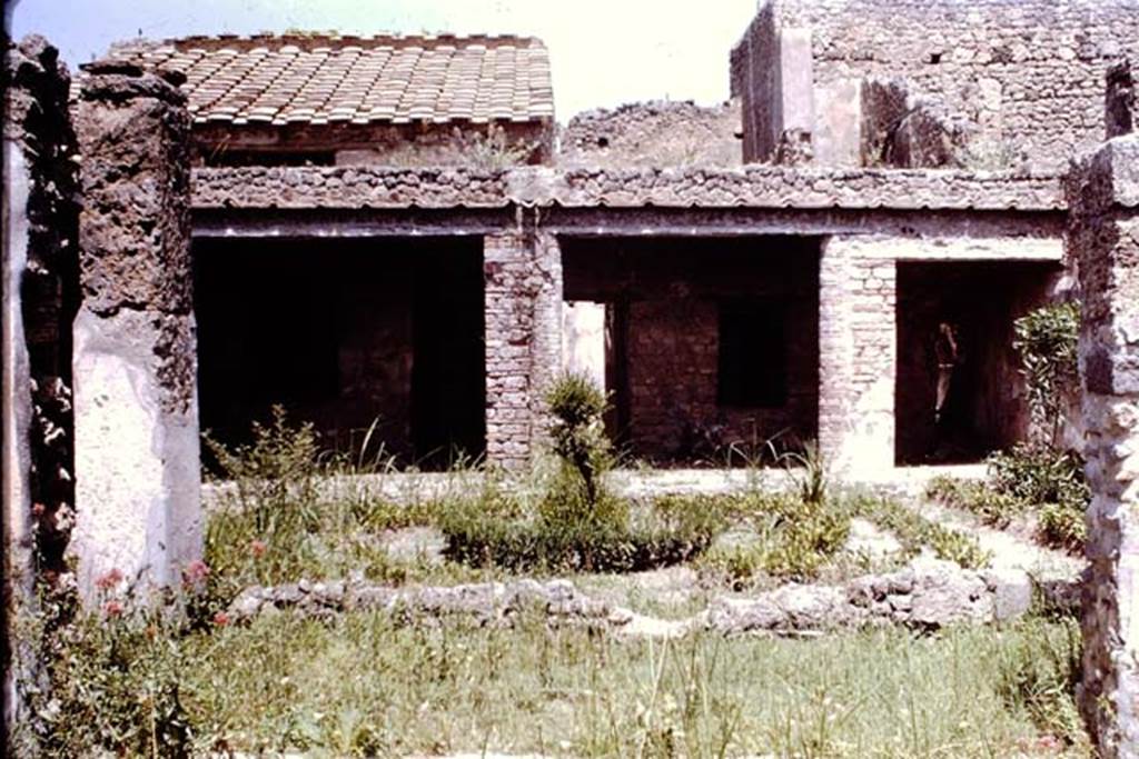 V.2.4 Pompeii. 1964. Looking north across peristyle garden. Photo by Stanley A. Jashemski.
Source: The Wilhelmina and Stanley A. Jashemski archive in the University of Maryland Library, Special Collections (See collection page) and made available under the Creative Commons Attribution-Non Commercial License v.4. See Licence and use details.
J64f1097
