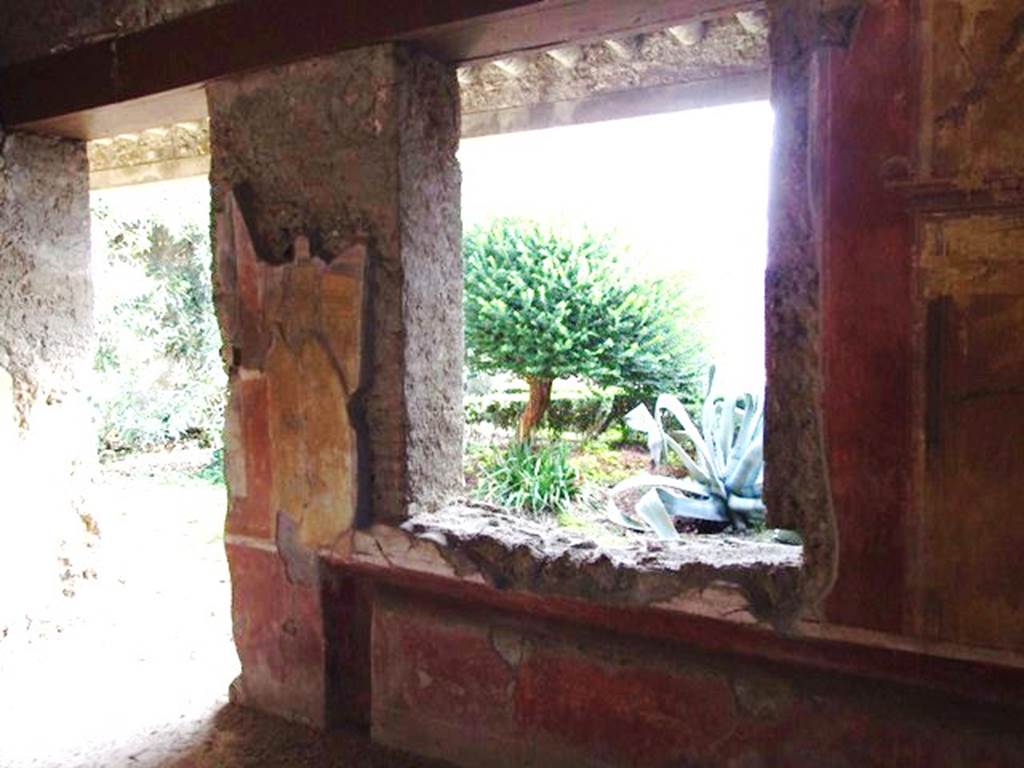 V.2.4 Pompeii. May 2005. Room 15, triclinium, looking south through window onto peristyle.