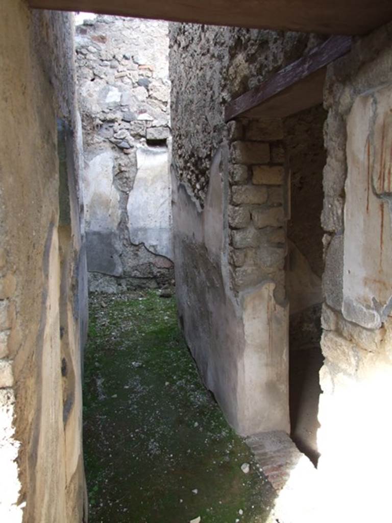 V.2.4 Pompeii. December 2007. Room 16, corridor around the sides of room 17. Looking north.
Doorway to room 17 on right.