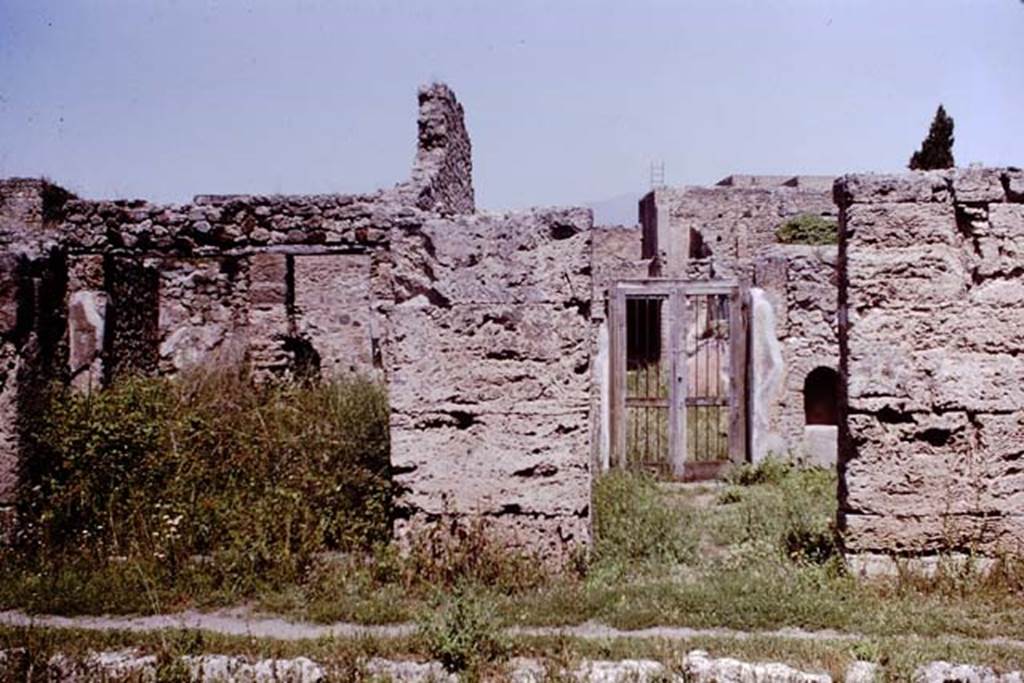 V.2.4 Pompeii. 1964. Looking north to entrance doorway, on right. V.2.3 can be seen on the left. Photo by Stanley A. Jashemski.
Source: The Wilhelmina and Stanley A. Jashemski archive in the University of Maryland Library, Special Collections (See collection page) and made available under the Creative Commons Attribution-Non Commercial License v.4. See Licence and use details.
J64f1096