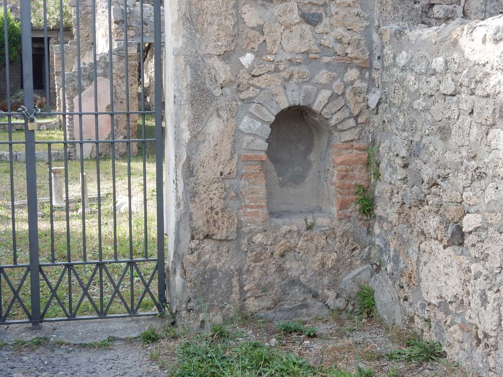 V.2.4 Pompeii. June 2019. Looking north to arched niche on east side of doorway.
Photo courtesy of Buzz Ferebee.