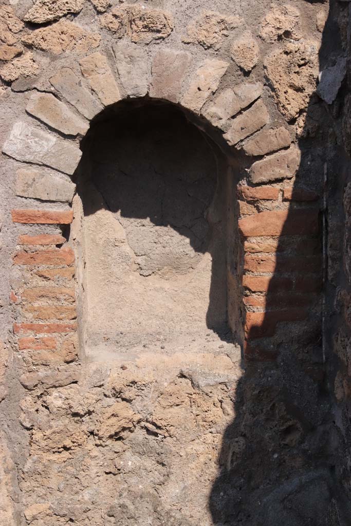 V.2.4, Pompeii. September 2021.  
Detail of arched niche on east side of doorway. Photo courtesy of Klaus Heese.