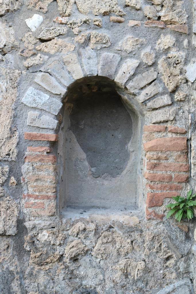 V.2.4, Pompeii. December 2018. 
Detail of arched niche on east side of doorway. Photo courtesy of Aude Durand.