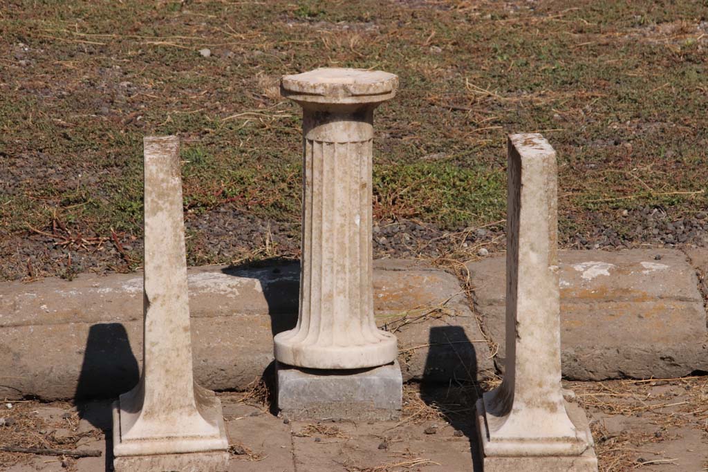 V.2.4 Pompeii. September 2021. Detail from impluvium in atrium. Photo courtesy of Klaus Heese.
According to PPM – 
“Found in the impluvium was a pilaster supporting a statuette of a bathing Venus, preceded by a rectangular marble basin which was found in fragments, of which only the supports remain: on the edge in the north-west corner there was a a single fluted white marble leg, a support of a round table: at the south-east of the same, recessed into the floor, was the cistern mouth of a terracotta puteal of the underlying cistern.”
See Carratelli, G. P., 1990-2003. Pompei: Pitture e Mosaici, Vol. III. Roma: Istituto della enciclopedia italiana, (p. 799).