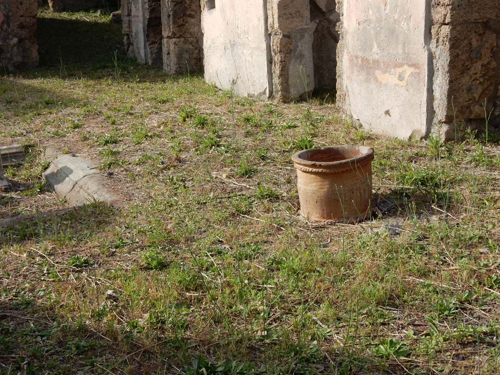 V.2.4 Pompeii. June 2019. Terracotta puteal on east side of atrium.
Photo courtesy of Buzz Ferebee.