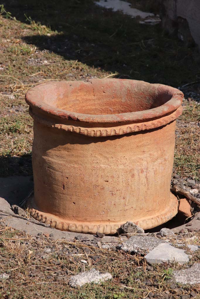 V.2.4 Pompeii. September 2021. 
Terracotta puteal on east side of atrium, south-east of impluvium. Photo courtesy of Klaus Heese.