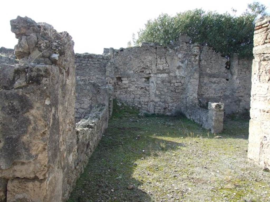 V.2.7 Pompeii. December 2007. 
Room 10, looking west along rear window of triclinium/tablinum, on left, towards a “living room”, overlooking the garden area, on right.
In the south-west corner, a pile of lime was found.