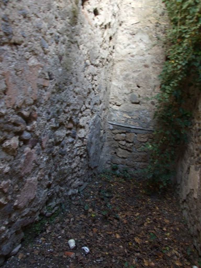 V.2.7 Pompeii. December 2007. Room 16, looking east along north wall towards east wall.
According to Mau –
The hearth was found on the left of the entrance doorway, and the latrine was at the rear.
BdI, 1895, (p.42)