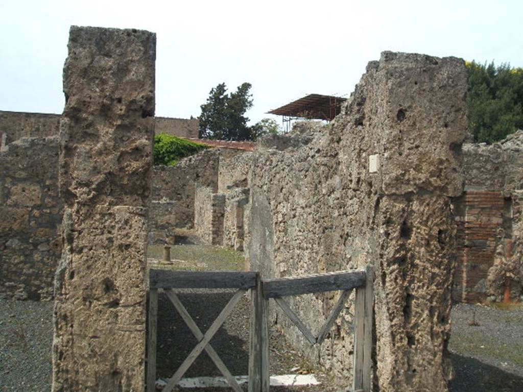 V.2.7 Pompeii. May 2005. 
Entrance doorway to a small vestibule, leading into a long entrance corridor which led into the wide atrium with impluvium.