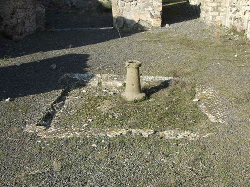 V.2.7 Pompeii. December 2007. Room 1, impluvium in atrium.
According to PPM quoting Mau, “the atrium would have been decorated in III style with a black zoccolo/dado at 1.50m high divided by means of white lines. The impluvium was covered with cocciopesto with rows of white tesserae.”
(BdI, 1894, p.40).
