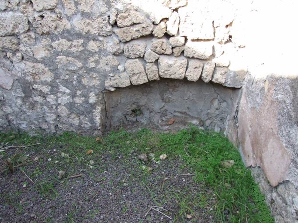 V.2.7 Pompeii. December 2007. Room 4, recess in north wall, in north-east corner.
According to PPM, 
Mau thought the function of this room, probably for domestic uses, but could not be accurately specified.
It was doubtful that this recess was for the short side of a bed because the bed would have prevented access through the doorway.  
The recess could have been for a small cabinet/piece of furniture ?
See Carratelli, G. P., 1990-2003. Pompei: Pitture e Mosaici, III. Roma: Istituto della enciclopedia italiana, (p.824).