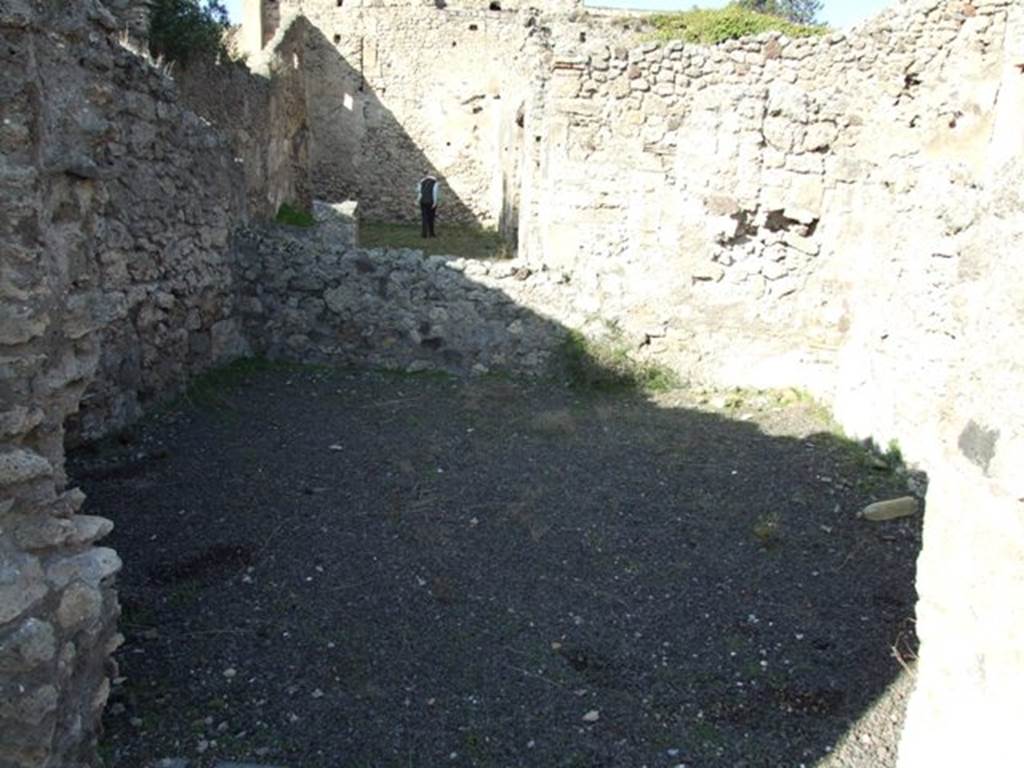 V.2.7 Pompeii. December 2007. Room 5, triclinium, in the place of a tablinum, with window looking north.
According to Mau, the flooring in this room would have been of cocciopesto with a decoration of geometric patterns outlined in white tesserae.