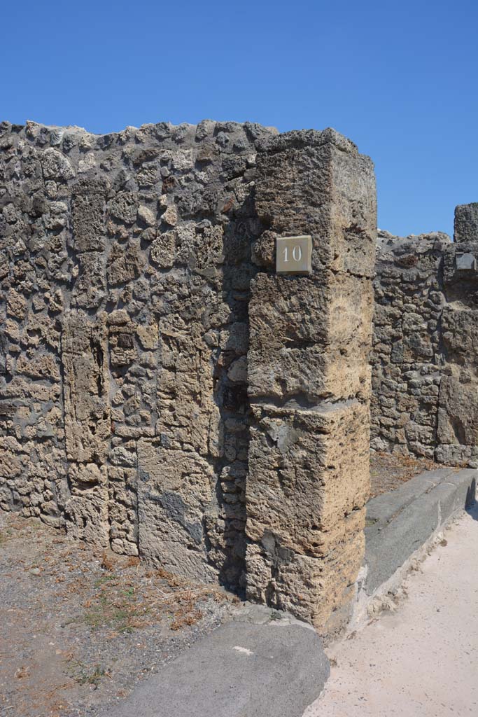 V.2.10 Pompeii. September 2019. East side of entrance corridor from Via di Nola.
Foto Annette Haug, ERC Grant 681269 DÉCOR.