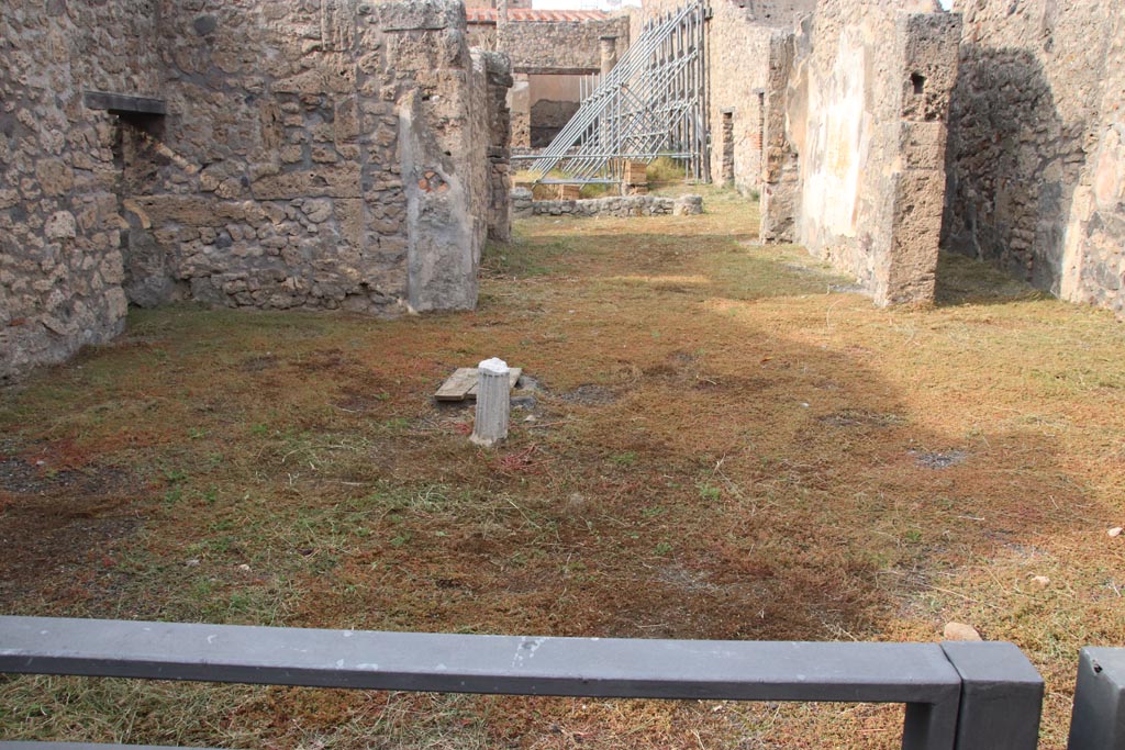 V.2.10 Pompeii. October 2022. 
Looking north across atrium and impluvium through tablinum into peristyle, from entrance corridor. Photo courtesy of Klaus Heese.