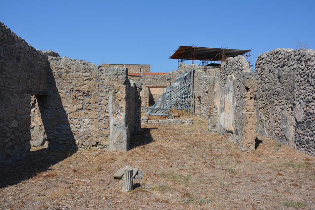 V.2.10 Pompeii. September 2019. Room 1, looking north across atrium towards tablinum and through to peristyle.
Foto Annette Haug, ERC Grant 681269 DÉCOR.