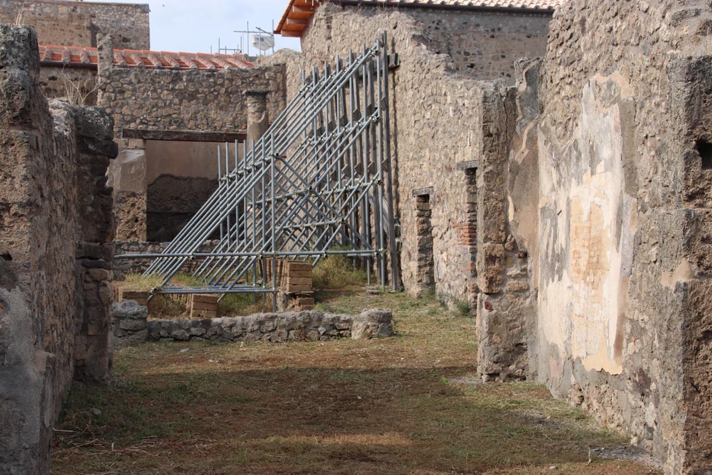 V.2.10 Pompeii. October 2022. 
Room 3, tablinum, on the right is the east wall where the painting of Hippolytus and Phaedra was seen. Photo courtesy of Klaus Heese.