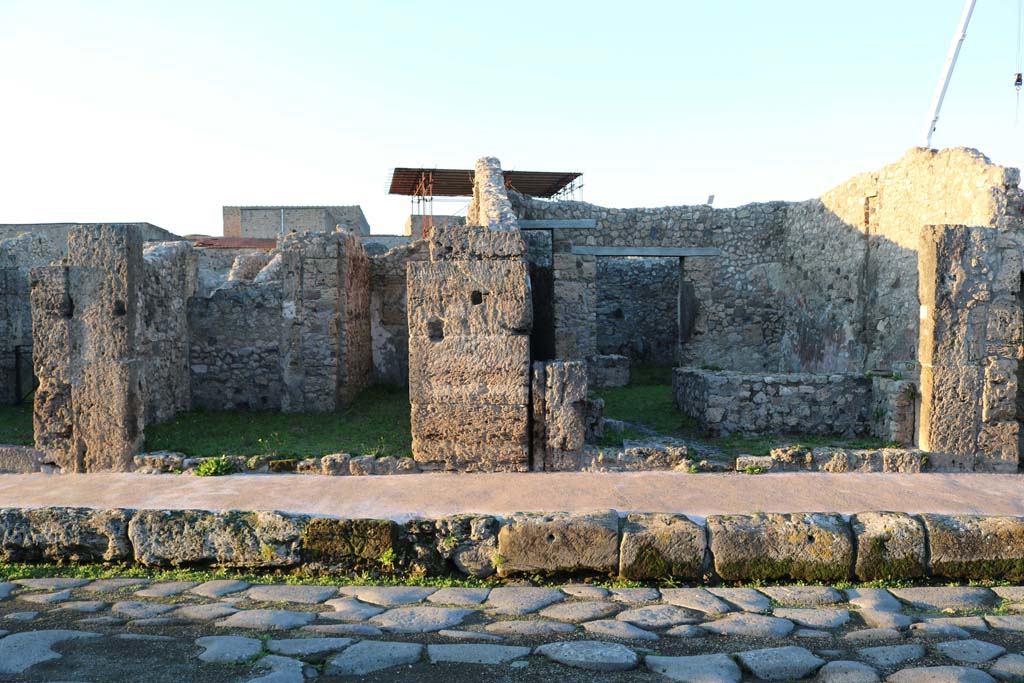 V.2.12 Pompeii, on left. December 2018. 
Looking north to entrances on Via di Nola, with V.2.13, on right. Photo courtesy of Aude Durand.