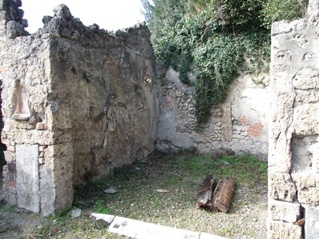 V.2.15 Pompeii. December 2007. Doorway to room 8, exedra. According to NdS, the walls were decorated with purple and yellow panels containing paintings of fishes in the centres of the purple panels.