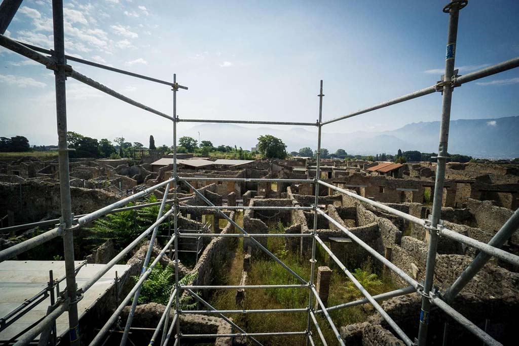 V.2.15 Pompeii. 2018. Looking south across house from the rear of the house above tablinum room 8.
Photograph © Parco Archeologico di Pompei.