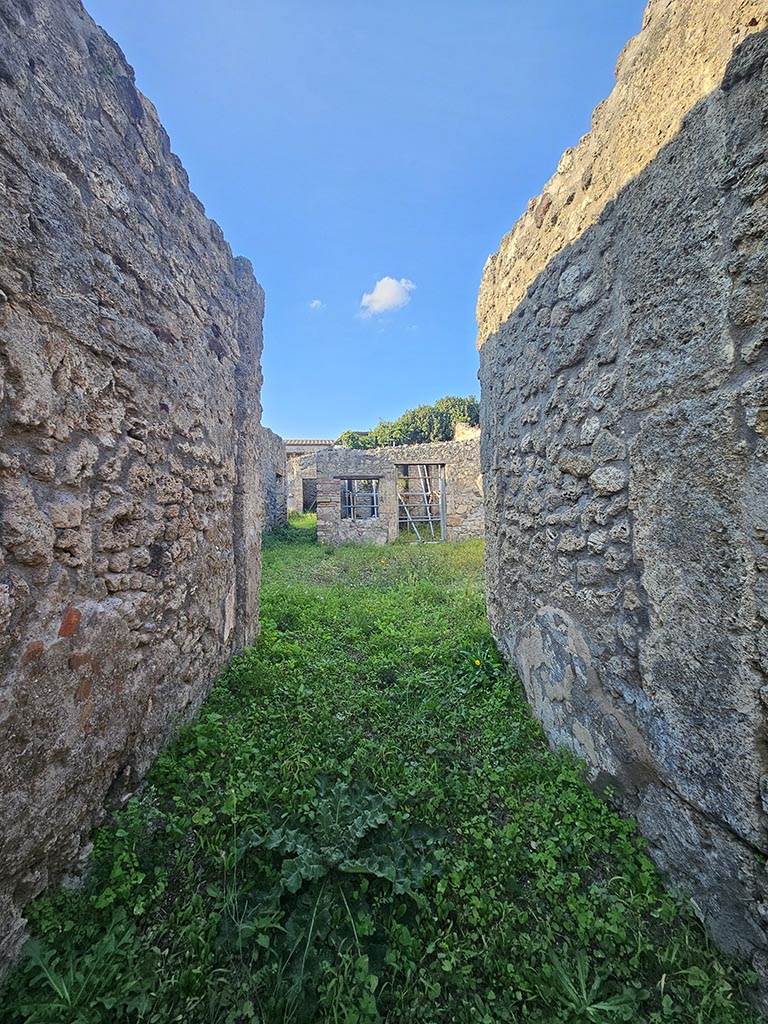V.2.15 Pompeii. November 2024.
Looking north along entrance corridor to atrium. Photo courtesy of Annette Haug.