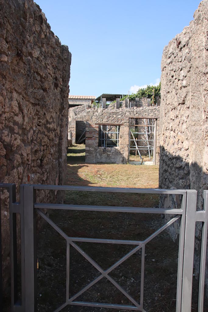 V.2.15 Pompeii. October 2022. 
Looking north along entrance corridor leading to atrium. Photo courtesy of Klaus Heese.