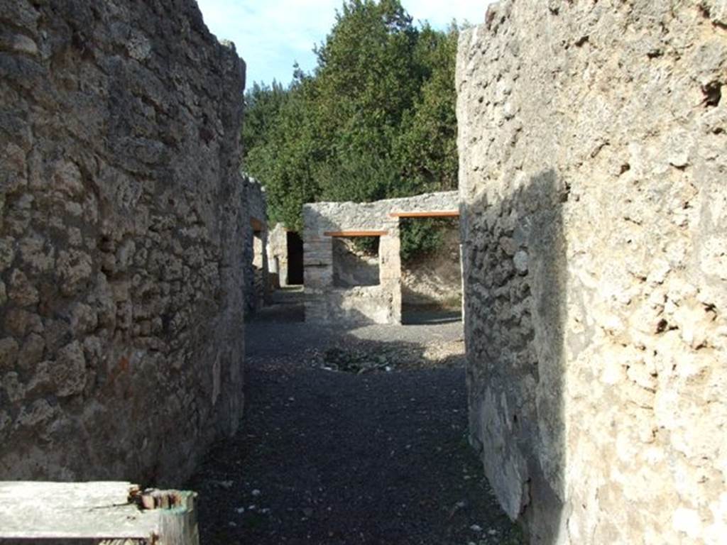 V.2.15 Pompeii.  December 2007. Entrance corridor leading to atrium.