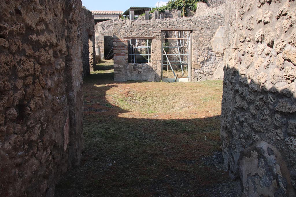 V.2.15 Pompeii. October 2022. 
Entrance corridor leading to atrium, and to the corridor (3) on left, and to doorway to room (2). Photo courtesy of Klaus Heese.