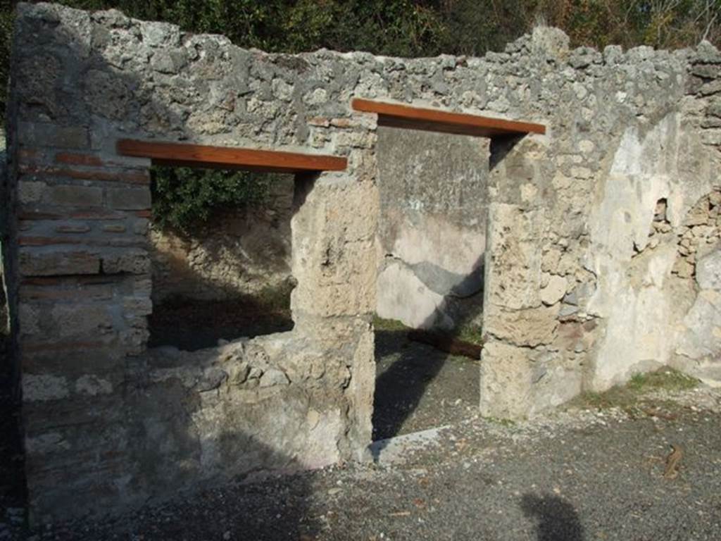 V.2.15 Pompeii. December 2007. Doorway to room 2, oecus or triclinium. According to NdS, on the north side of the atrium was a windowed oecus, with window overlooking the atrium.
This room could also have been used as a triclinium. It had a floor of opus signinum, on its walls was coarse plaster and a high dado of crushed brick plaster (mattone pesto).