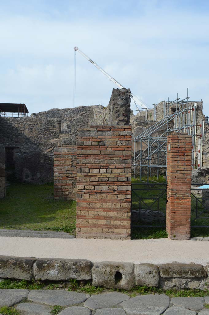 V.2.18 Pompeii. March 2019. Looking north to entrance doorway, in centre.
Foto Taylor Lauritsen, ERC Grant 681269 DÉCOR.