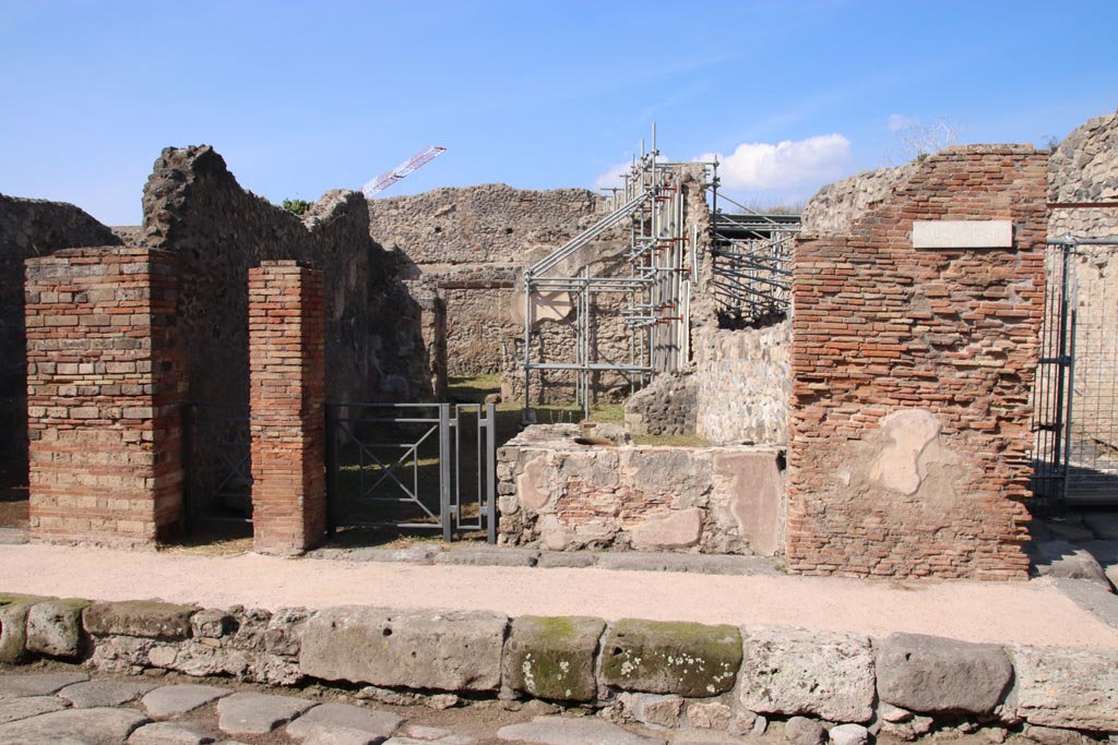 V.2.19 Pompeii. October 2022. 
Looking north towards entrance doorway, with V.2.18, steps to upper floor, on left. Photo courtesy of Klaus Heese.