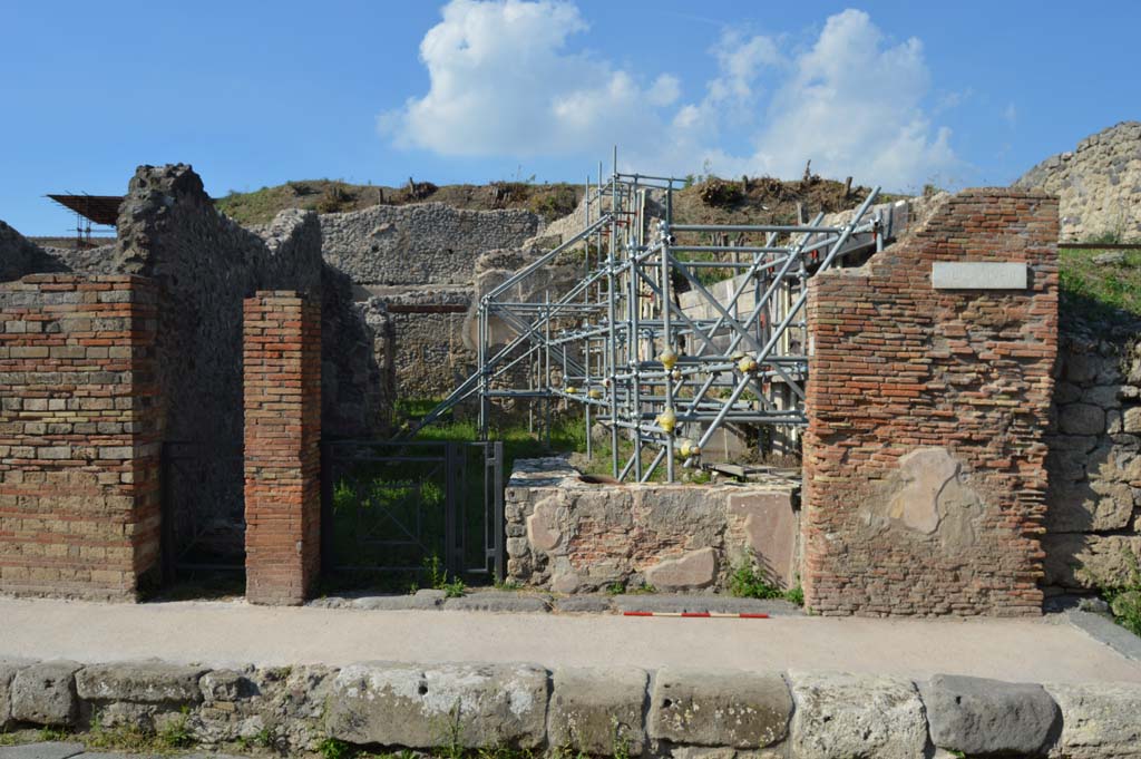V.2.18, on left, and V.2.19, in centre, Pompeii. October 2017. Looking north to entrances, with blocked roadway, on right.
Foto Taylor Lauritsen, ERC Grant 681269 DÉCOR.