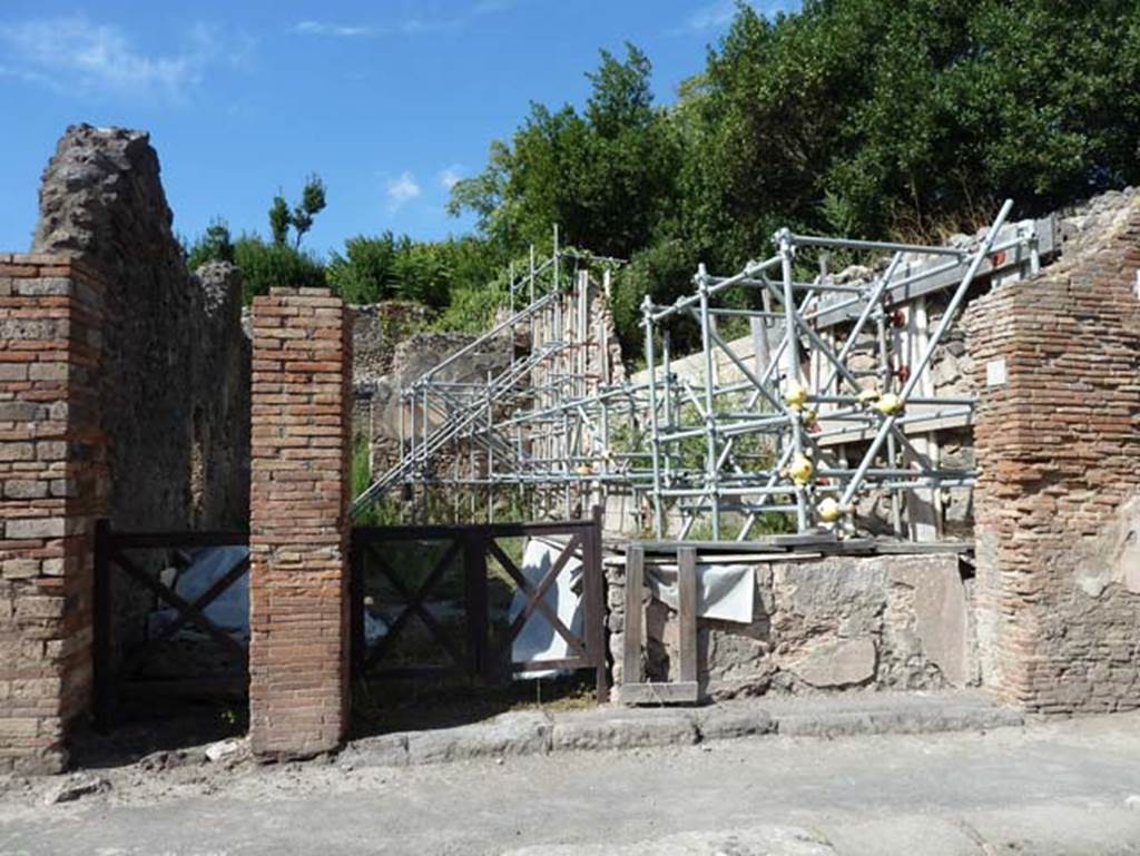 V.2.18 and V.2.19 on right, Pompeii. September 2015. Looking north towards entrance doorways.
