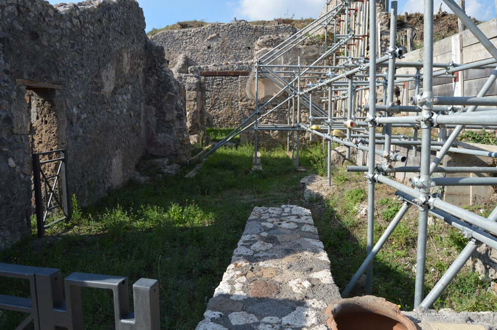 V.2.19 Pompeii. October 2017. Looking north from entrance. 
Foto Taylor Lauritsen, ERC Grant 681269 DÉCOR.