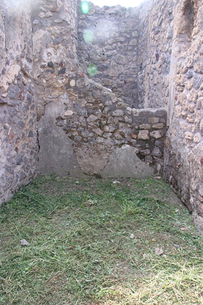 V.2.19 Pompeii. October 2022. 
Looking towards west wall of small room. Photo courtesy of Klaus Heese.
(This photo is also shown in V.2.20)
