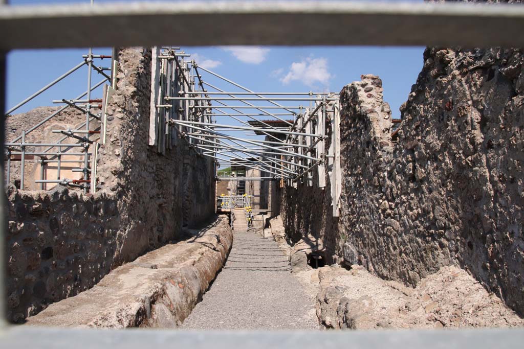 V.2.20 Pompeii, on left. September 2021. 
The entrance doorway can be seen, left of centre, on the Vicolo dei Balconi. Photo courtesy of Klaus Heese.