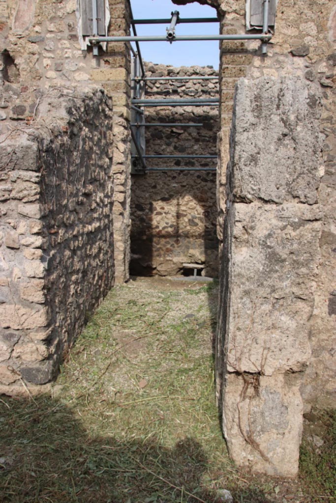 V.2.20 Pompeii. October 2022. 
Entrance corridor and doorway, looking east. Photo courtesy of Klaus Heese.