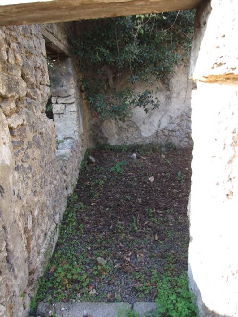 V.2.20 Pompeii. December 2007. Doorway to triclinium, looking north. On the west wall can be seen the window overlooking the garden area. See Jashemski, W. F., 1993. The Gardens of Pompeii, Volume II: Appendices. New York: Caratzas. (p.112)