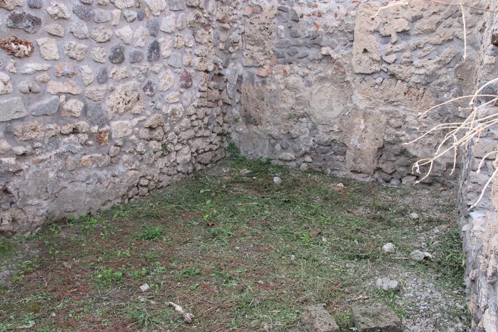 V.2.20 Pompeii. October 2022. 
Looking north-west across garden area, with window into triclinium, on right. Photo courtesy of Klaus Heese.