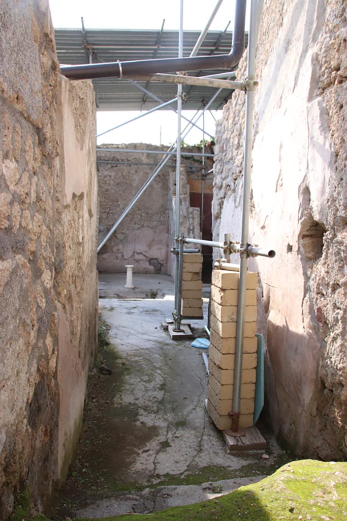 V.2.21 Pompeii. October 2022. 
Looking west through entrance doorway. Photo courtesy of Klaus Heese.