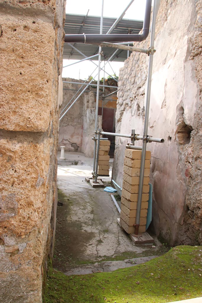 V.2.21 Pompeii. October 2022. 
Looking west along north wall of entrance corridor. Photo courtesy of Klaus Heese.