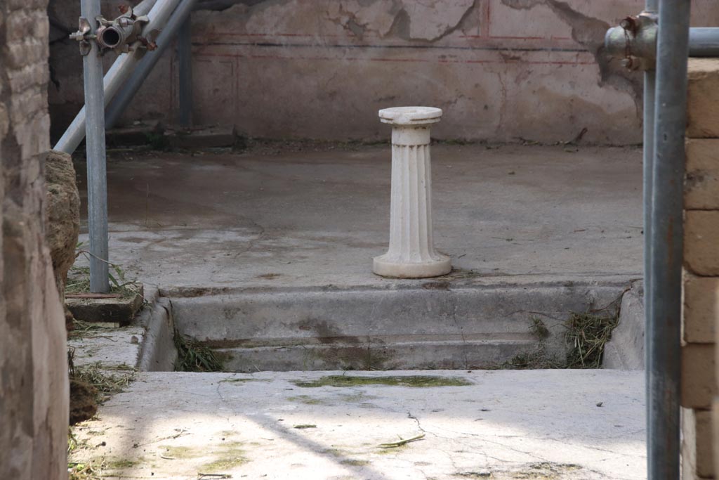 V.2.21 Pompeii. October 2022. Looking west towards impluvium in atrium, from entrance doorway. Photo courtesy of Klaus Heese.