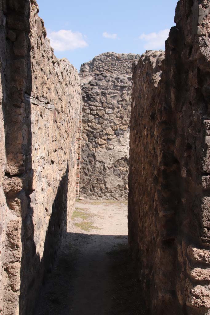 V.2.a Pompeii. September 2021. 
Looking east from entrance doorway. Photo courtesy of Klaus Heese.