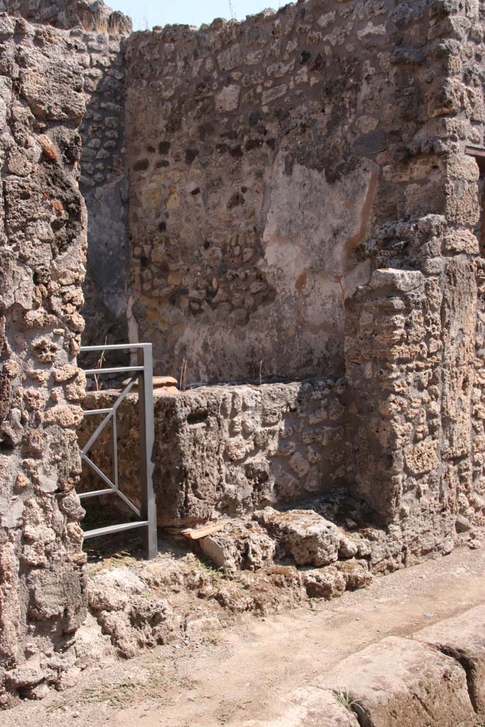 V.2.b Pompeii. September 2021. 
Looking south-east towards entrance doorway. Photo courtesy of Klaus Heese.