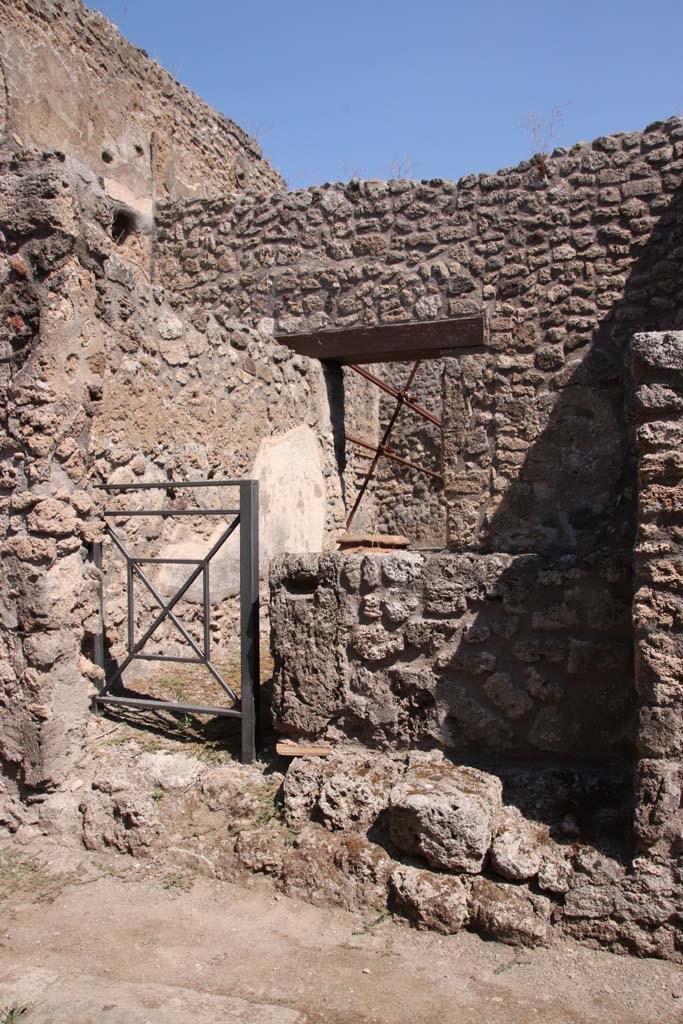 V.2.b Pompeii. September 2021. 
Looking north-east towards entrance doorway. Photo courtesy of Klaus Heese.