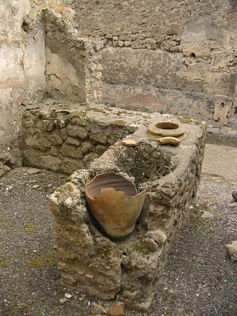 V.2.b Pompeii. May 2003. Looking west across counter of bar.   Photo courtesy of Nicolas Monteix.