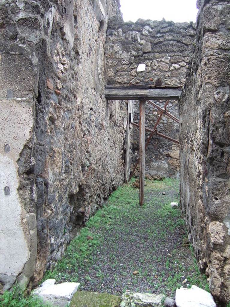 V.2.c Pompeii. December 2005. Entrance corridor “a”, looking east.